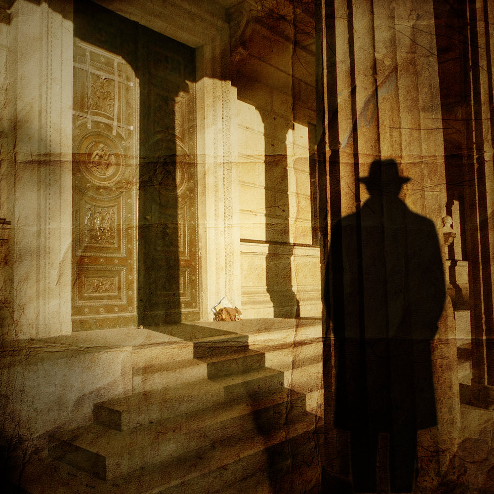 Ombre d’un détective devant l’entrée du Neues Museum à Berlin, visuel de l’enquête immersive L’Affaire Néfertiti