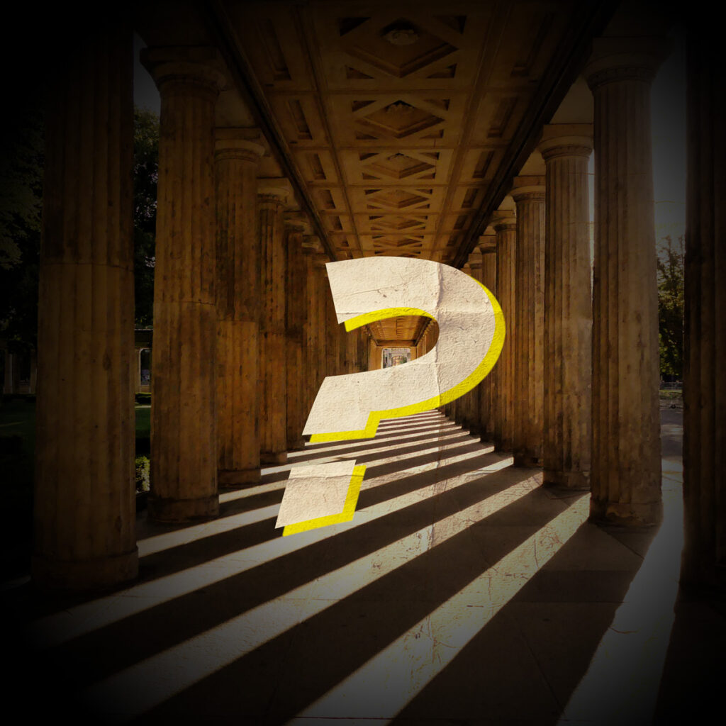 Point d'interrogation sur fond d'architecture à Berlin – visuel de la FAQ du jeu de piste L’Affaire Néfertiti